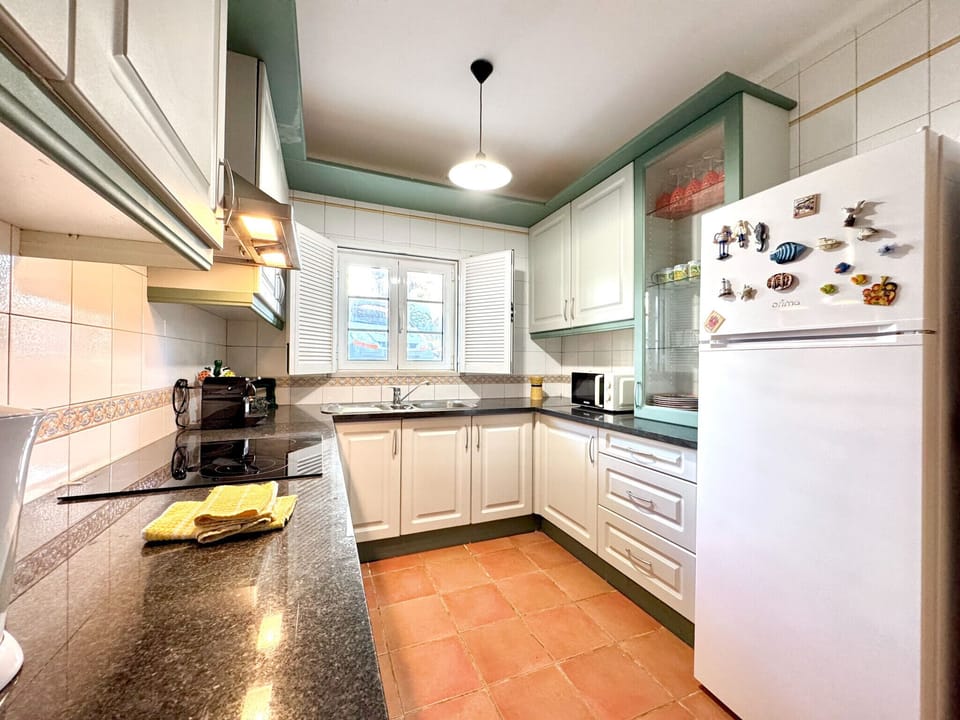 Microwave, oven, dishwasher, coffee/tea maker