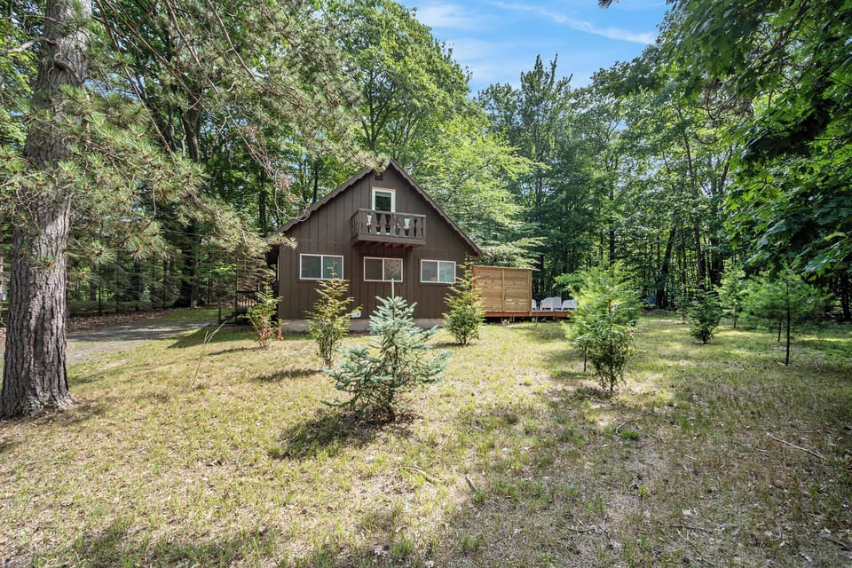 Front Yard Area - Spacious Front Yard and Exterior View of the Chalet and Deck