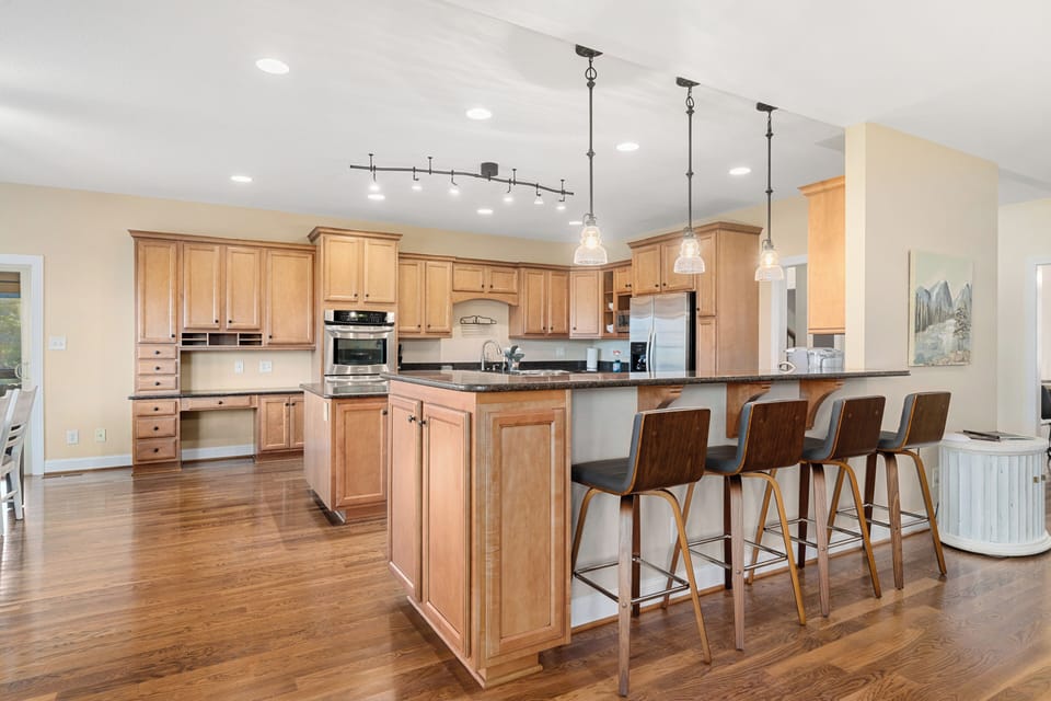 4 additional dining seats at the Kitchen breakfast bar