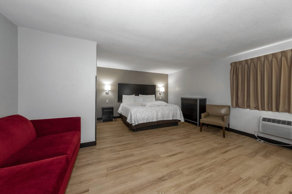 Premium Room, 1 King Bed (Upgraded Bedding & Snack, Smoke Free) | Premium bedding, desk, soundproofing, iron/ironing board