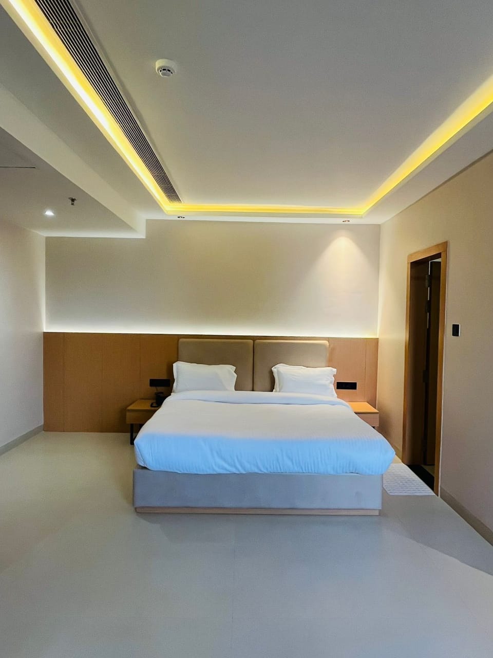 Luxury Room, City View | Desk, laptop workspace, soundproofing, free WiFi