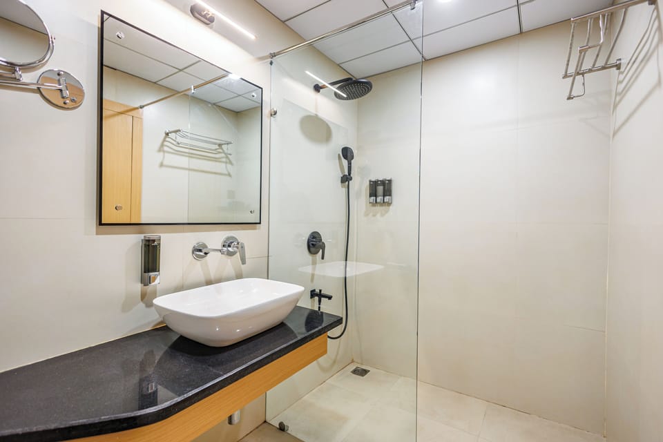 Luxury Room, City View | Bathroom | Shower, free toiletries, hair dryer, bidet