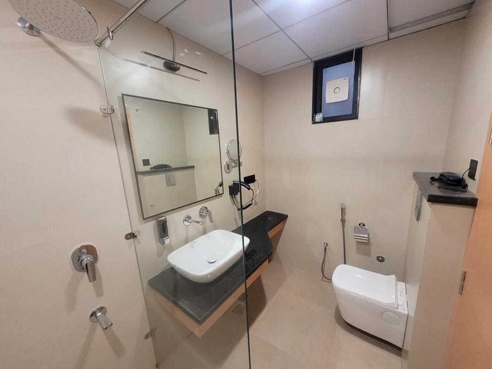 Deluxe Room | Bathroom | Shower, free toiletries, hair dryer, bidet