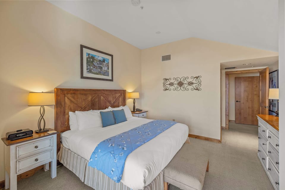King bedroom | Listed with @BookTraverse