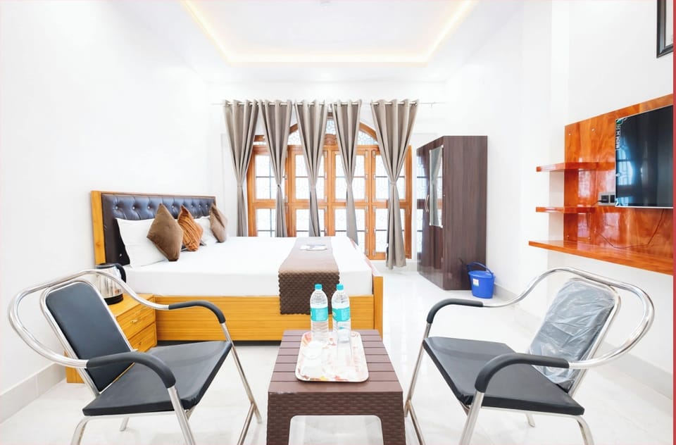 Deluxe Triple Room, Air conditioning | Hypo-allergenic bedding, desk, free WiFi