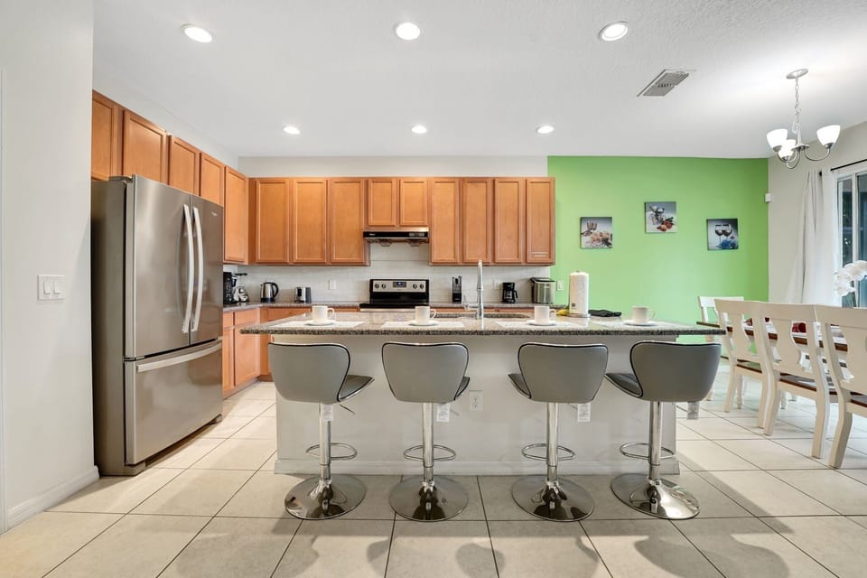 House, 6 Bedrooms | Private kitchen | Fridge, oven, coffee/tea maker, toaster