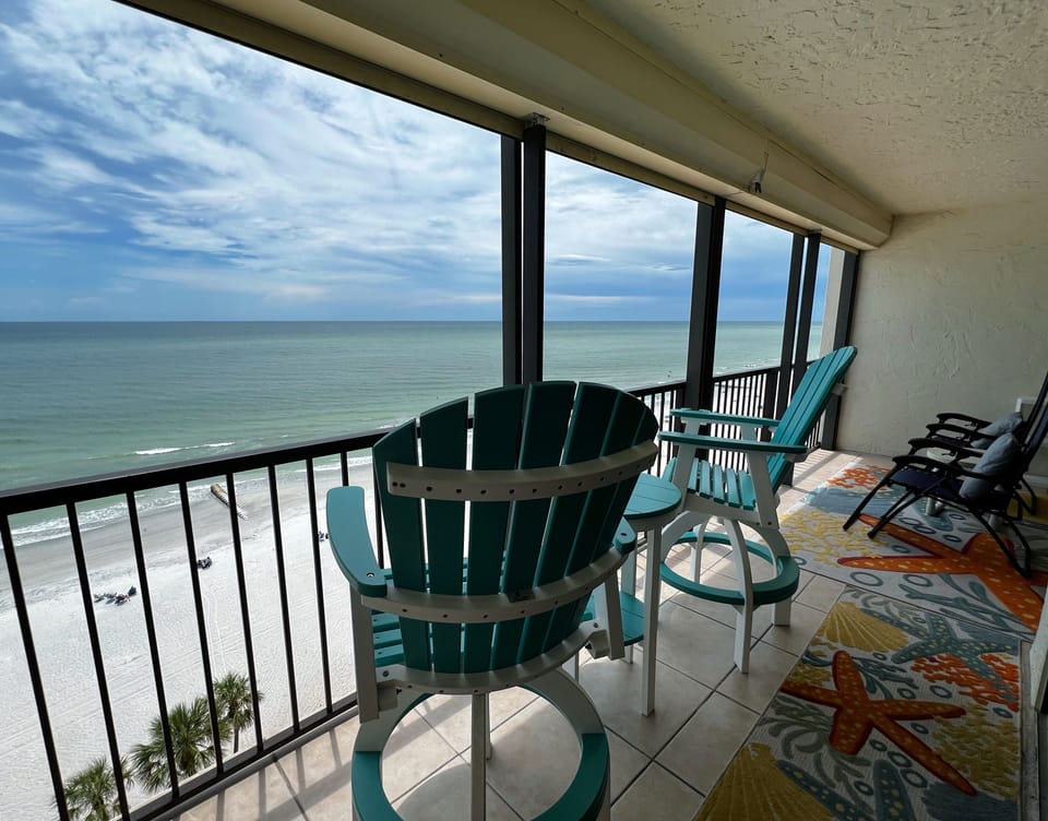 Beachfront, 10th floor balcony overlooking Madeira Beach, with c - Beachfront, 10th floor balcony overlooking Madeira Beach, with comfortable seating for 4.