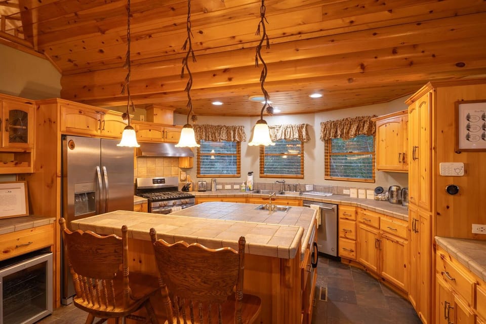 Full Kitchen - Beautiful Full Kitchen
Keurig
Dishwasher
Wine Cooler
Electric Water Kettle
Microwave