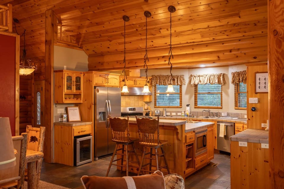 Full Kitchen - Beautiful Full Kitchen
Keurig
Dishwasher
Wine Cooler
Electric Water Kettle
Microwave