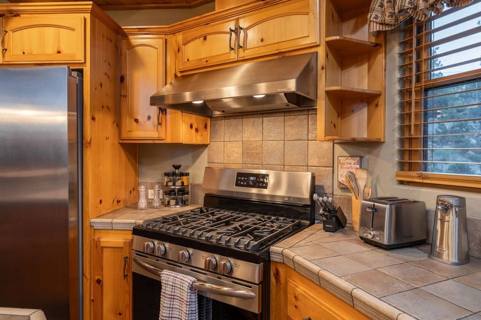 Full Kitchen - Beautiful Full Kitchen
Keurig
Dishwasher
Wine Cooler
Electric Water Kettle
Microwave