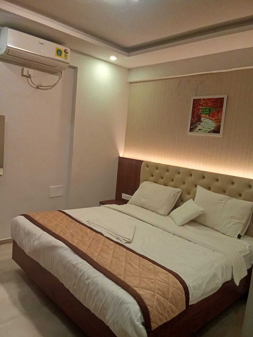 Basic Single Room | Laptop workspace, iron/ironing board