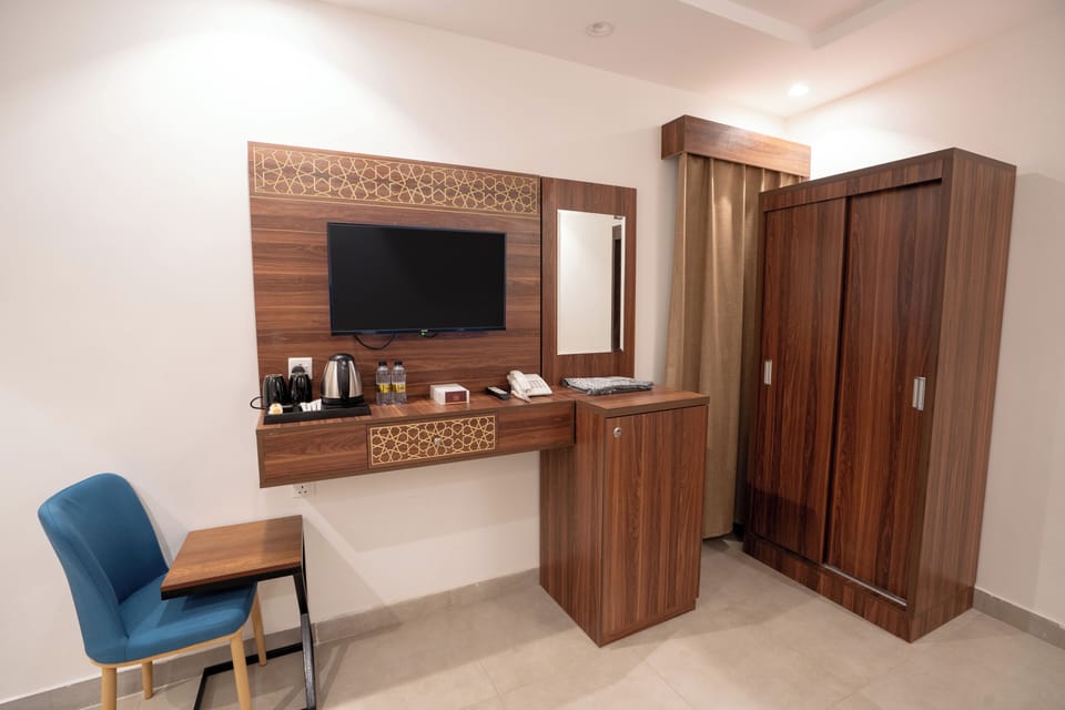 Double Room | Minibar, soundproofing, iron/ironing board (on request), WiFi (free)