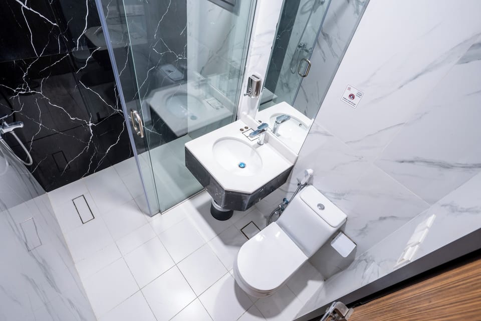 Combined shower/tub, slippers, bidet, towels