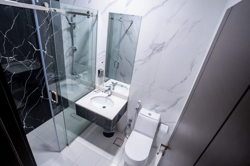 Combined shower/tub, slippers, bidet, towels