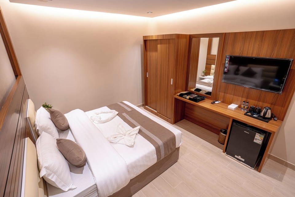 Double Room | Minibar, soundproofing, iron/ironing board (on request), WiFi (free)