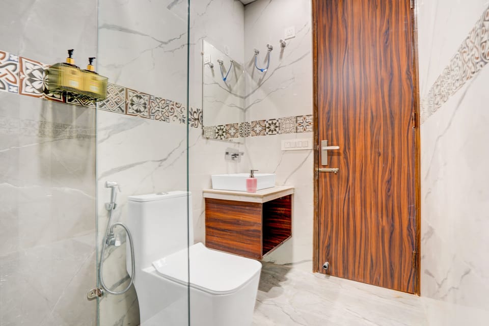 Deluxe Room | Bathroom | Slippers
