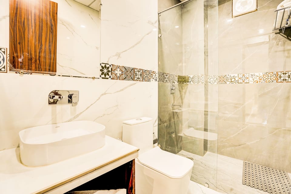 Deluxe Room | Bathroom | Slippers