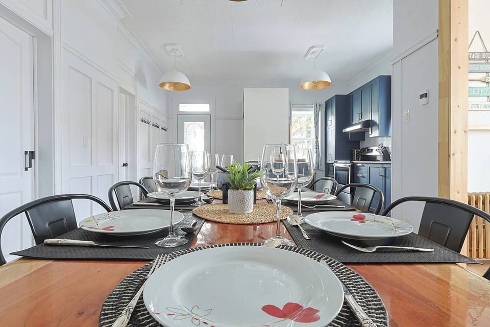 Large newly renovated dining room!
