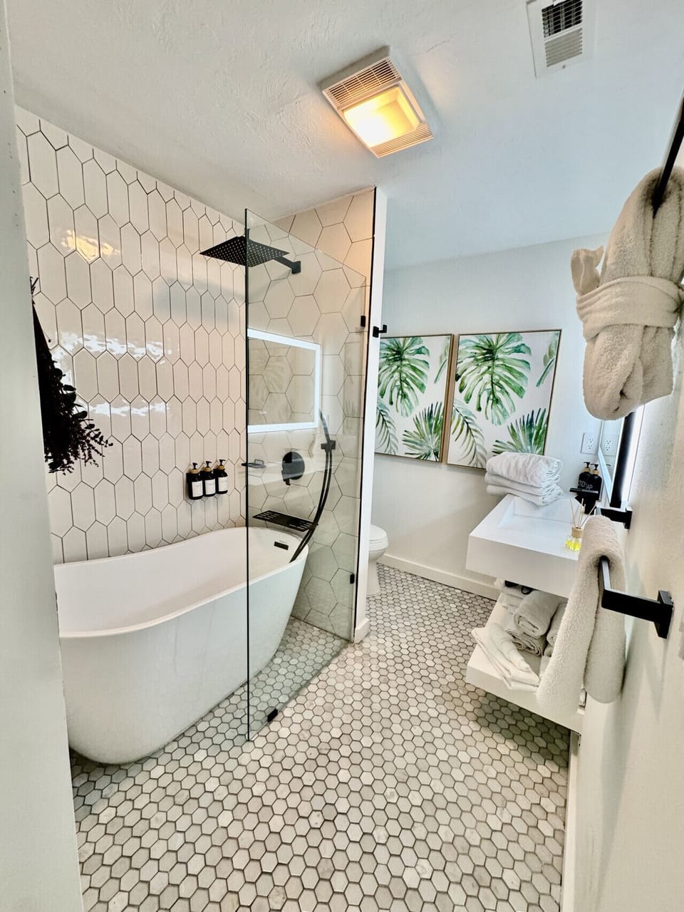Upstairs Queen Size Bedroom Soaker Bathtub & Shower Full Bathroom