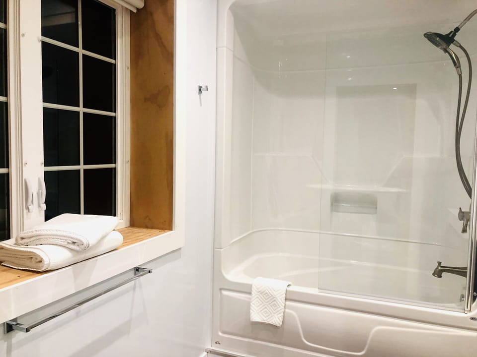 Comfort Double Room, Ensuite, Garden View | Bathroom