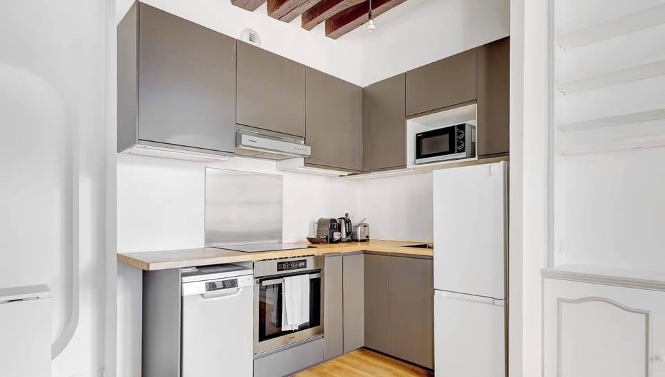 Cette cuisine est équipée avec tout le nécessaire pour passer un séjour confortable ! Grille-pain, micro-onde, plaque de cuisson et bouilloire sont à votre disposition !