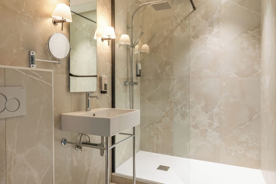 Superior Double Room, Balcony | Bathroom | Free toiletries, hair dryer, towels