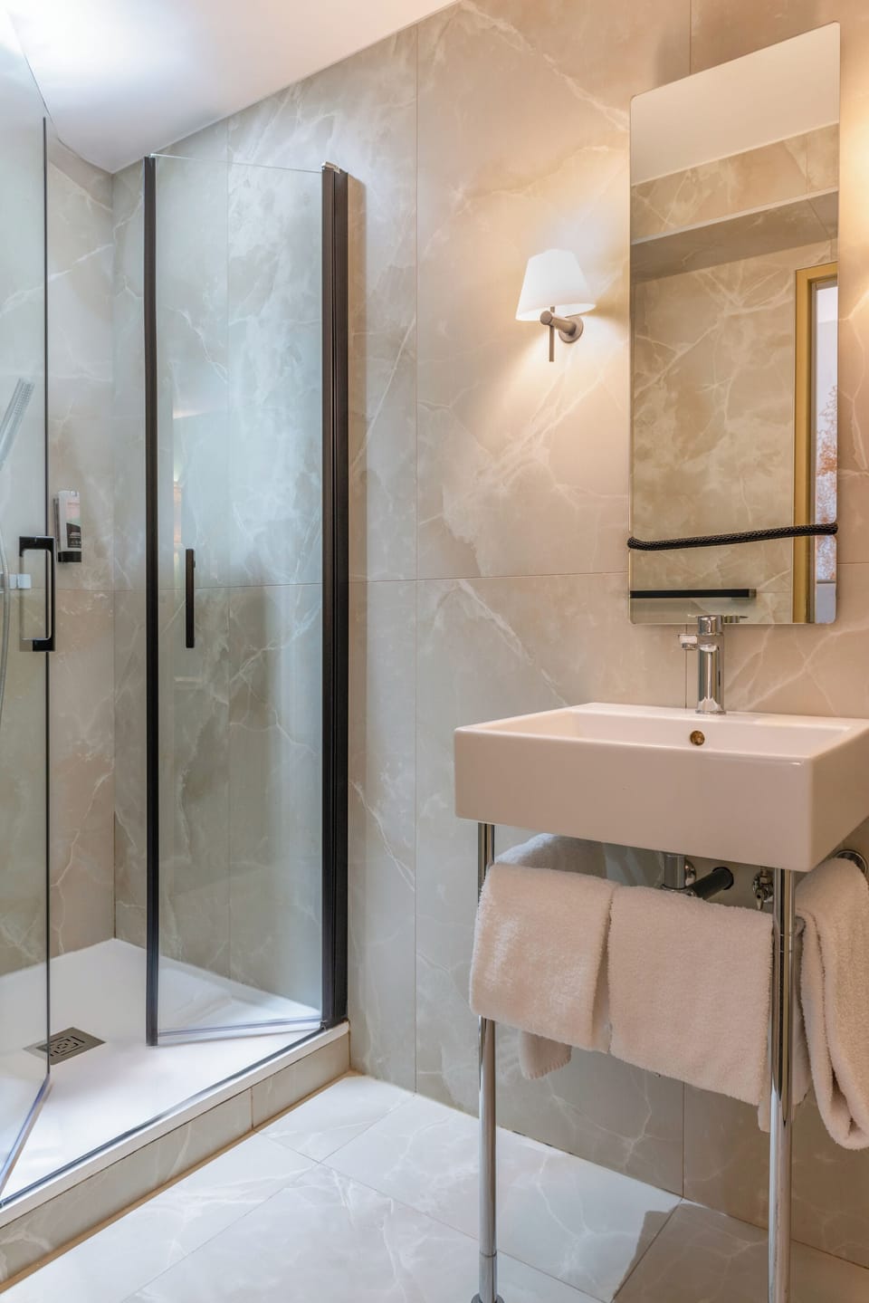 Superior Double Room | Bathroom | Free toiletries, hair dryer, towels
