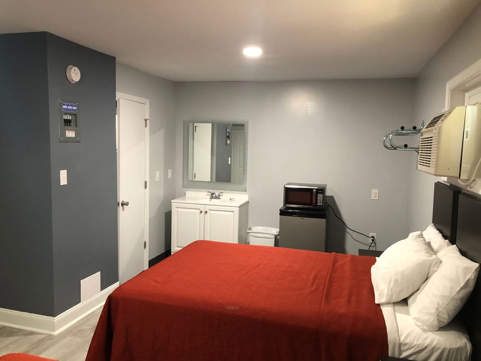 Basic Double Room | Desk, free WiFi, bed sheets