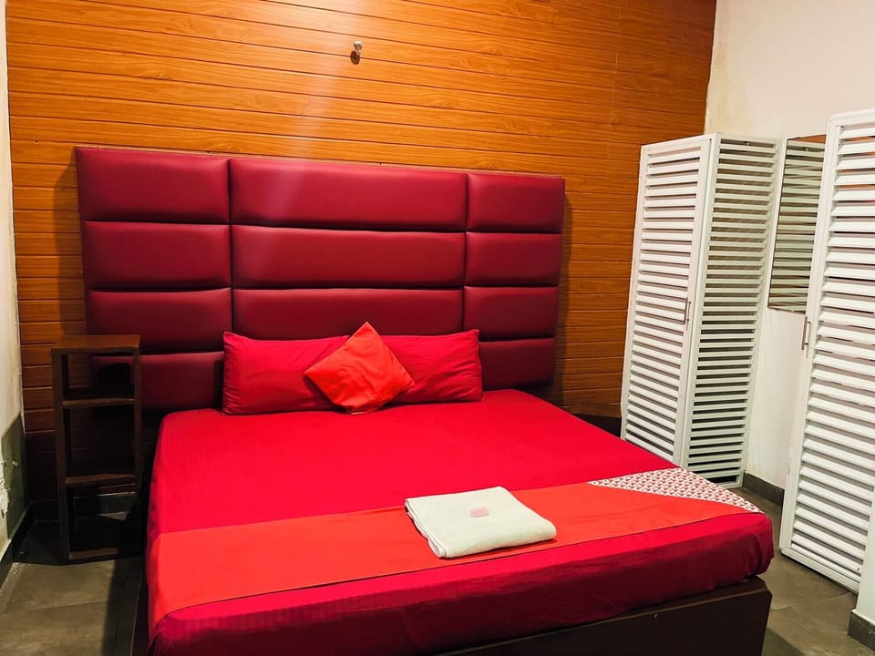 Pillowtop beds, individually furnished, desk, laptop workspace