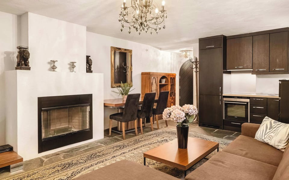 Cozy living room with fireplace – Perfect for relaxing evenings.