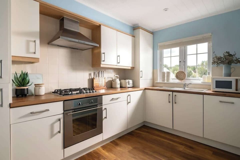 Bright, simple, and fully equipped. Make a brew, cook something delicious, and take in the lake views while you do.