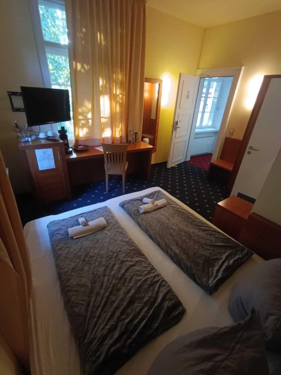 Comfort Room, Corner | Minibar, free WiFi, bed sheets