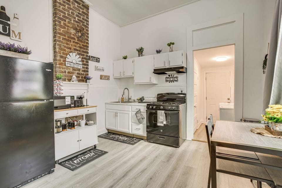 Kitchen & Dining Area | Single-Story Apartment