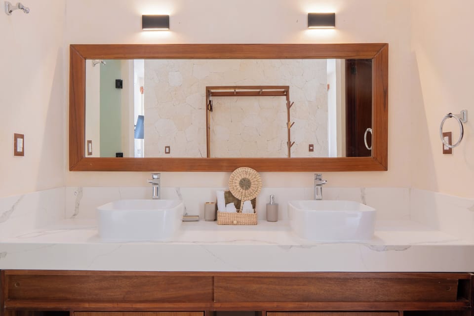 Junior Suite | Bathroom | Towels, soap, shampoo, toilet paper