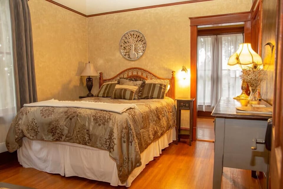 Peacock Bedroom with queen bed upstairs