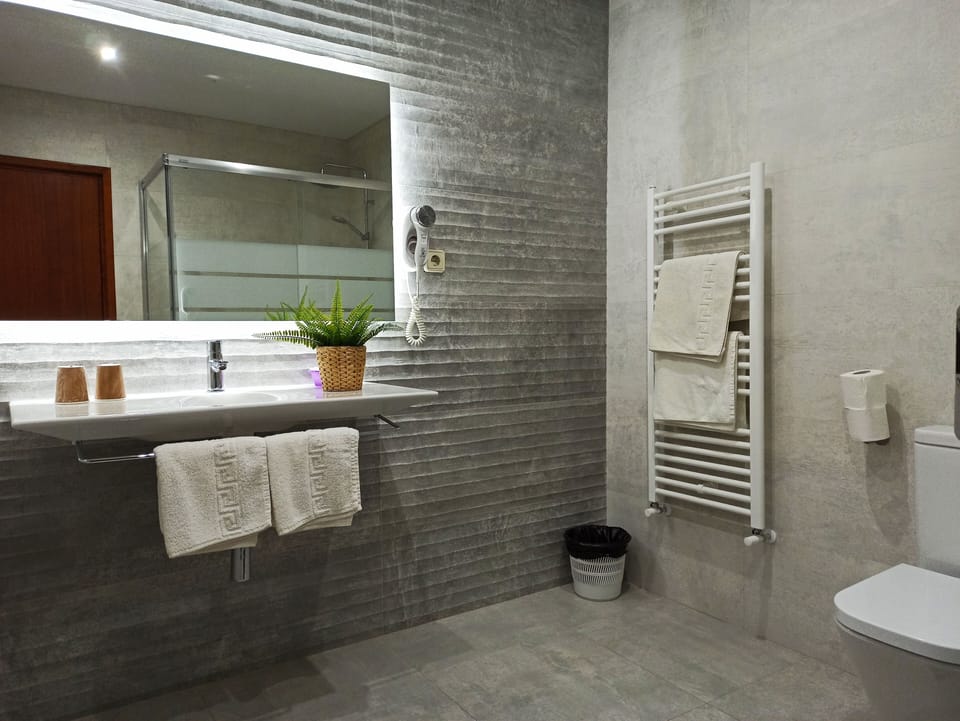 Combined shower/tub, free toiletries, hair dryer, towels