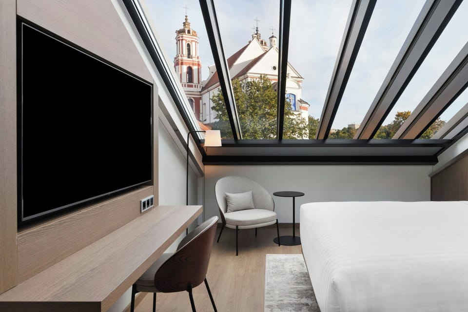 Room, 1 Queen Bed | In-room safe, desk, laptop workspace, soundproofing