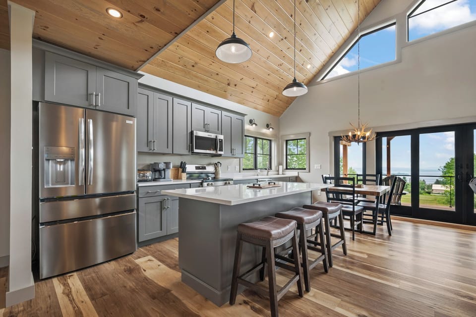 Beautiful Full Kitchen