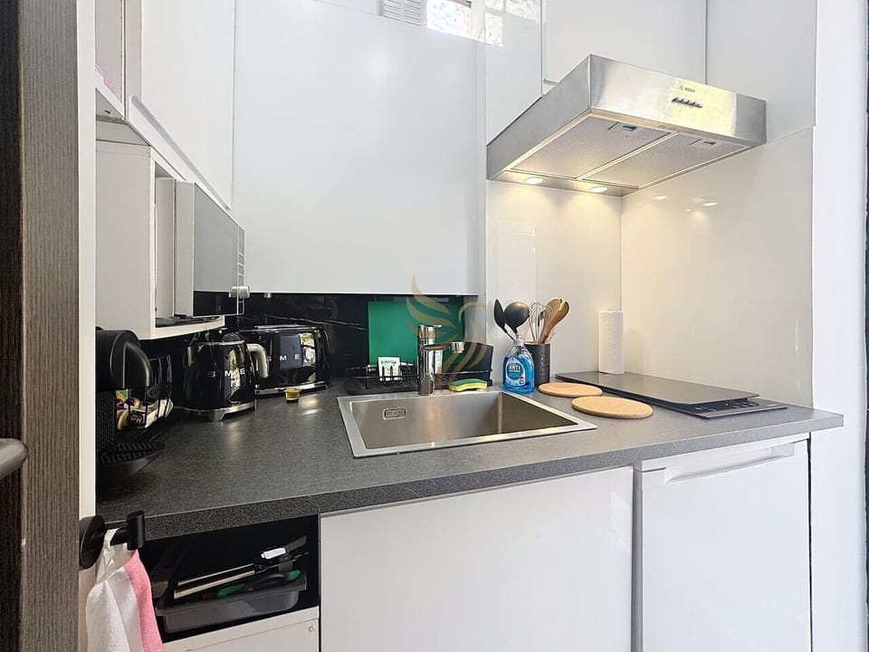 Cuisine pratique et compacte pour des repas faits maison.