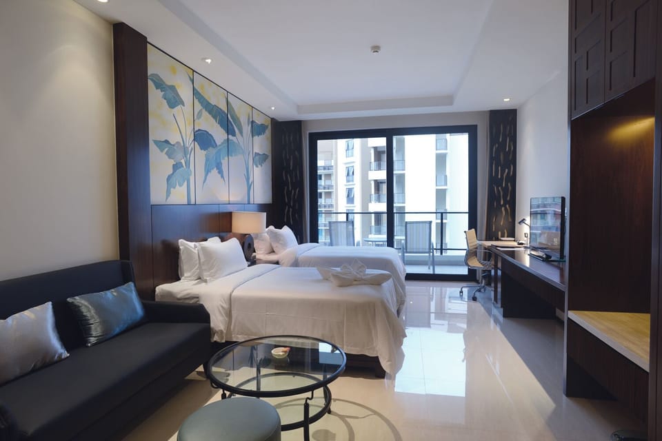 Superior Twin Room, Balcony, Ocean View | Living area