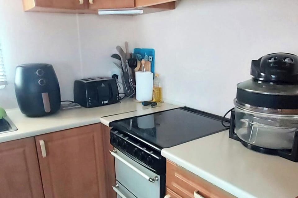 Gas hob & Oven, toaster, halogen oven, Air-fryer.