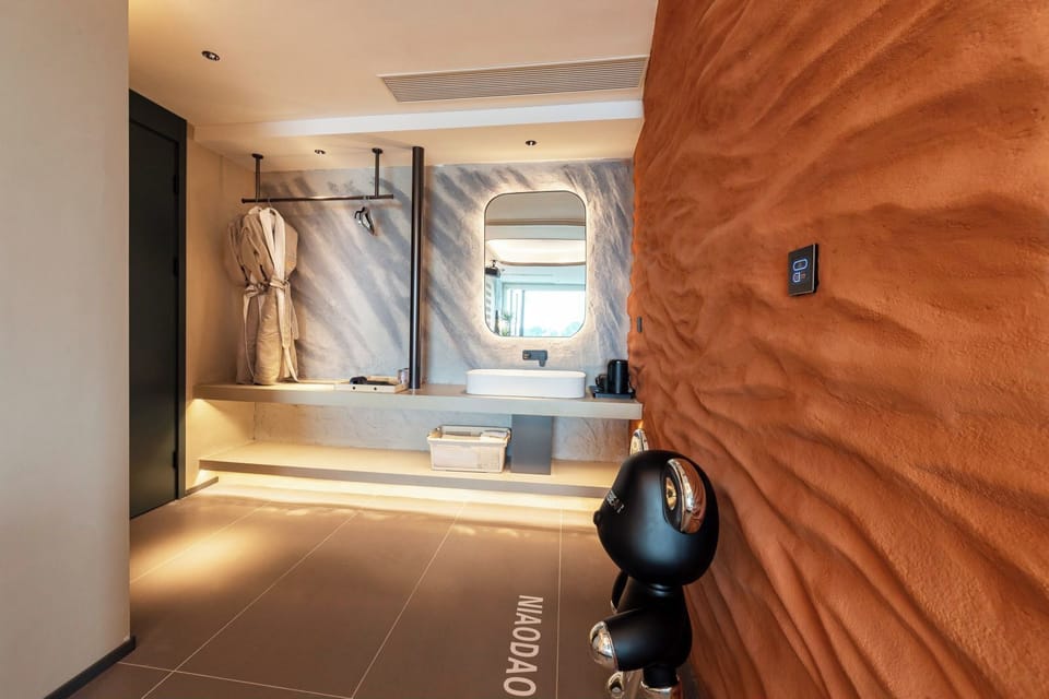 Luxury Room | Bathroom | Separate tub and shower, hydromassage showerhead, free toiletries