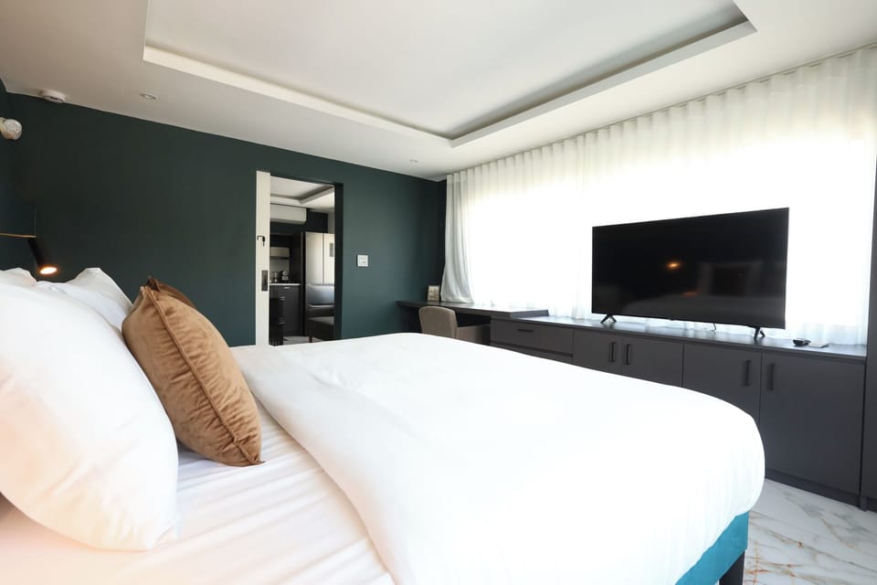 Apartment, 1 King Bed with Sofa bed, Non Smoking, Kitchen | Blackout drapes, iron/ironing board, free WiFi