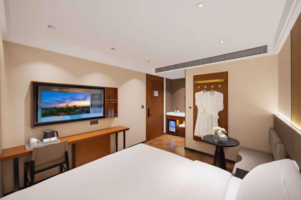 Central Axis Elegant King Room | WiFi (free), bed sheets