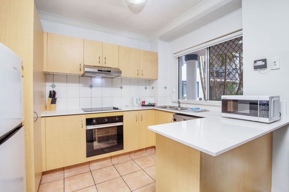 Full-size fridge, microwave, oven, stovetop