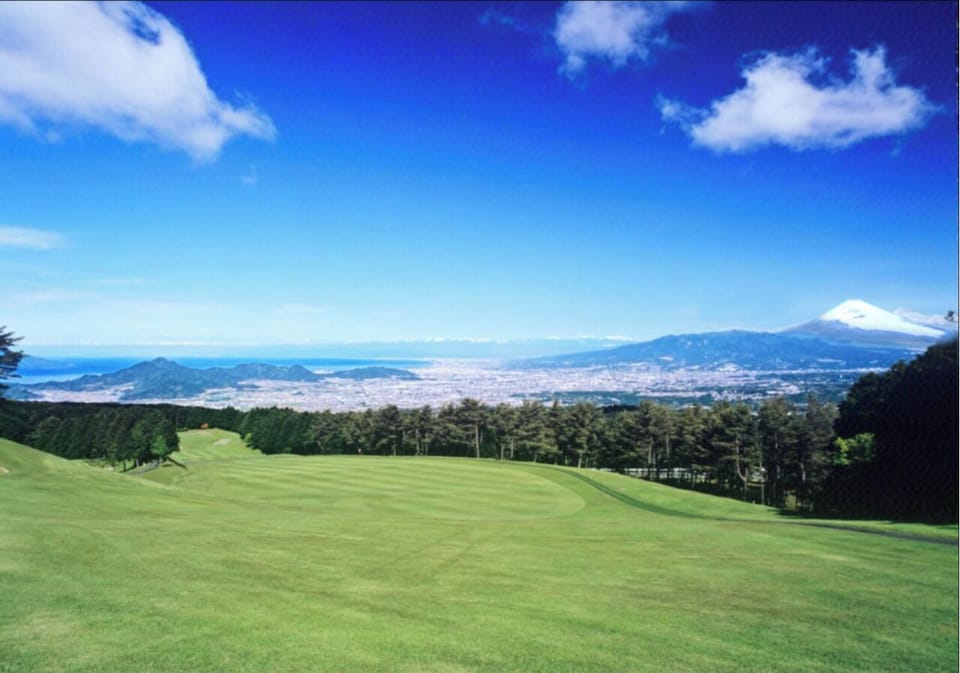 At Fuji Hakone Country Club, you can play golf while looking at Mt. Fuji. It is about 6 minutes by car.