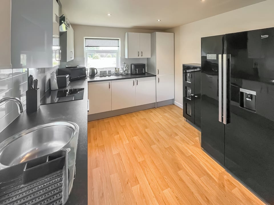 Kitchen | Laurel - James Ville Marina, Brigg