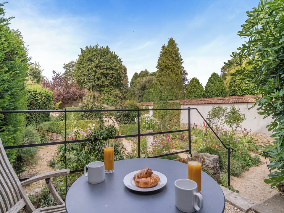 Sitting-out-area | Kings Cottage North - Kings Cottages Holidays, Salisbury