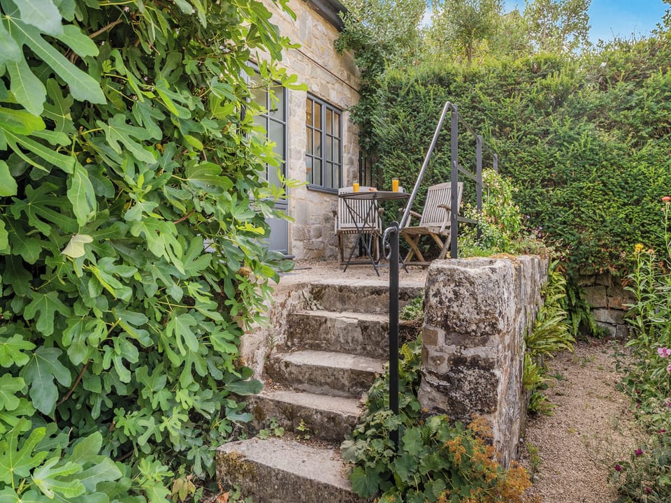 Sitting-out-area | Kings Cottage North - Kings Cottages Holidays, Salisbury