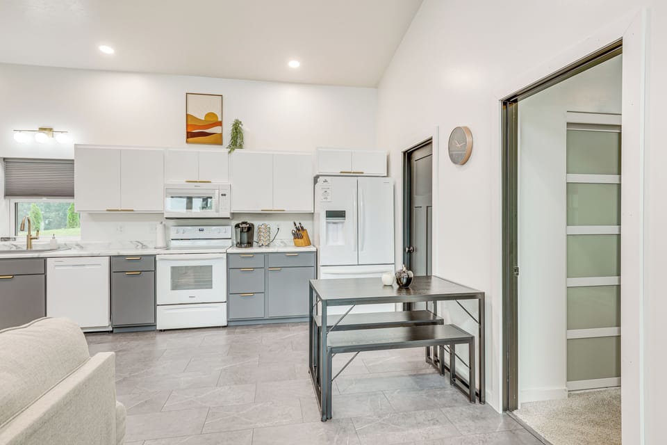 Kitchen | Dining Table | Single-Serve Coffee Maker